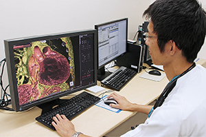 3Dラボではスペースを開放して循環器内科をはじめ診療科の医師が3DWSを活用する。心臓の3D画像を作成する森特定助教。