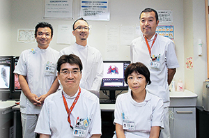 放射線部スタッフ。後列左から福島祐司 技師、杉山健吾 技師、小池　豪部長、前列左から宮崎暢也副部長、平野真理技師