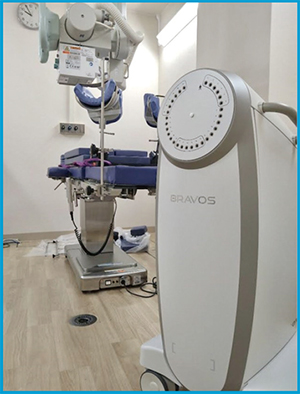 図1　当院に導入された小線源治療装置BRAVOSと治療室内風景