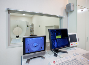 CTや一般撮影の検査室の操作窓にLXプレミアムを採用した。従来の鉛ガラスのように経年的に白くくもることがないため，クリアな視界を保つことができ，目視による安全確認を容易にし，検査者の負担を抑えることができる