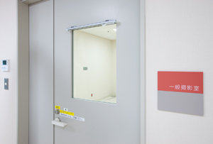 操作室から一般X線撮影室につながるドアののぞき窓にもLXプレミアムを使用し，ドアの開閉時に人や障害物の有無を確認することで安全を確保している。