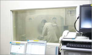 旧病院の放射線検査室の操作窓 全体的に白くくもり，水拭きのスジもひどく，CTやX線撮影時の患者の様子が非常に見えにくい。検査精度や作業効率の低下を招き，検査者の心身への負担も大きくなる。