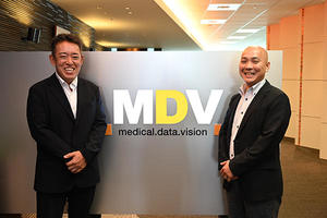 中村正樹代表取締役社長（左）と飛田知明代表取締役副社長（右）