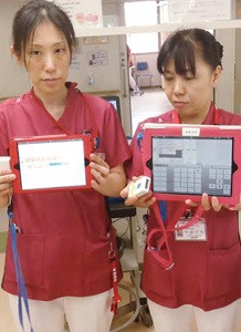 図3　‌病棟で看護師が使用するiPad（右）とiPad mini