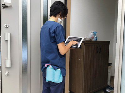 図2　タブレットを活用する訪問看護師