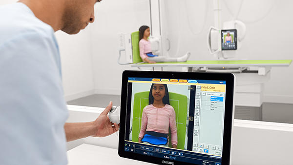 ライブカメラを搭載した一般撮影装置「DigitalDiagnost C90」