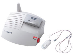 （左）通信機（右）転倒・転落を自動検知するペンダント