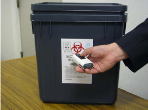 専用容器（バーコードリーダーによる読み取りのイメージ）