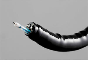 鉗子口から，「FlushKnife BT」を突出させた状態