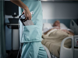 白衣のポケットに入れて，持ち運ぶことができる携帯性を実現