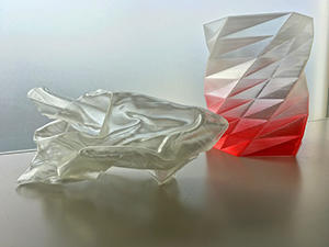 SMP55の造形物（右：元形状）（左：軟化・変形させた形状）