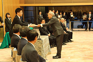 表彰状を授与される片田和広名誉教授