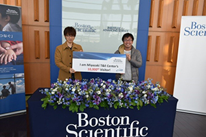 10,000人目の来館者となった宗像水光会総合病院の先生方