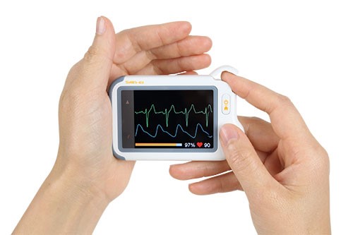「チェックミーライト」のデイリーチェック機能。心電図と動脈血酸素飽和度を同時に測定。