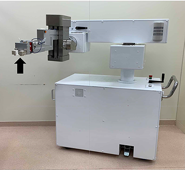 図2．岡山大学で開発したロボット ロボットアーム先端（矢印）に針を取り付けて使用する。