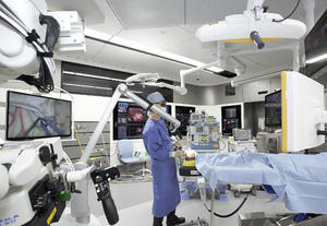 スマート手術室での脳外科手術（イメージ）