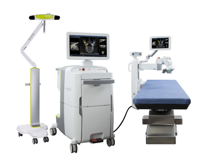 Mazor X ロボットシステムの主な構成品 左：ナビゲーションカメラ　中央：サージカルモニタ　右：サージカルアーム