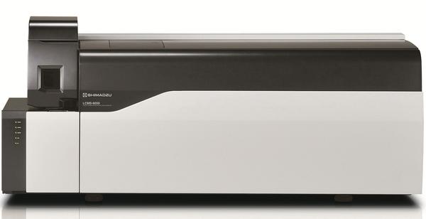 研究で使用する液体クロマトグラフ質量分析計「LCMS-8050」 研究で使用する液体クロマトグラフ質量分析計「LCMS-8050」