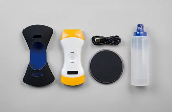 セット品：左から保護カバー，プローブ，USBケーブル，ワイヤレス充電器，超音波ゲル，スタートアップガイド（画像無し）