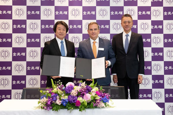 写真左より：順天堂医院：山路 健 氏，インテュイティブ：グレン・バボーソ 氏，同社：滝沢 一浩 氏