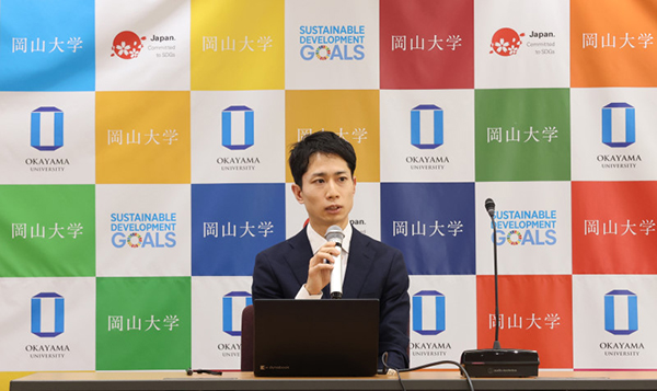 定例記者会見において取組を紹介する河田達志研究助教