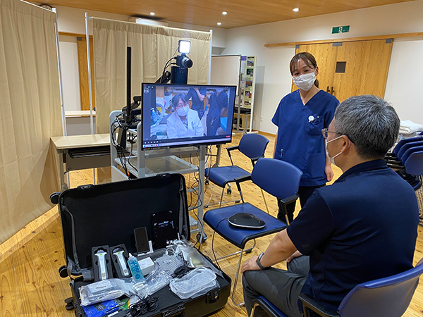 只見町公民館にてJoin Mobile Clinicによる遠隔診療の様子
