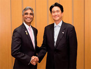 サシン・N・シャー 氏（メットライフ生命）と川上 潤 氏（GEヘルスケア・ジャパン）