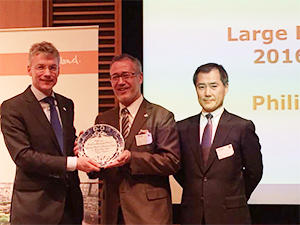 （左）オランダ王国経済省事務次官マーテン・カンプス氏，（中央）フィリップスエレクトロニクス ジャパン代表取締役社長ダニー・リスバーグ氏，（右）同 LSP セールス部マネジャー 辻川博至氏