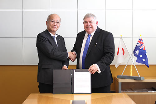 Austin HealthのDr. Mark Horriganと同社 常務執行役員 医用機器事業部長 伊藤邦昌氏