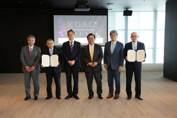 HDAC幹事大学協定締結式にて。（左から）学校法人藤田学園 湯澤由紀夫副理事長，星長清隆理事長，平将明デジタル大臣，村井純 藤田医科大学ヘルスデータアーキテクチャセンター長／慶應義塾大学特別特区特任教授，迫井正深厚生労働省医務技監，学校法人順天堂 新井一理事長補佐