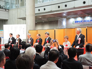 開会式でのテープカット