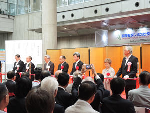 開会式でのテープカット