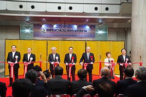 来賓を交えて行われた恒例のテープカット