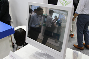 正面の写真と同じ画面を撮影しているが，角度を変えると見えなくなる。