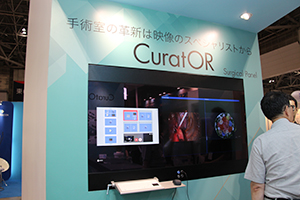 フルフラットの「Surgical Panel」。手術中に映像を切り替える映像管理ソフトウエア（左）の操作デバイスは，キーボード&マウス，またはタッチパネルのどちらも提供可能。