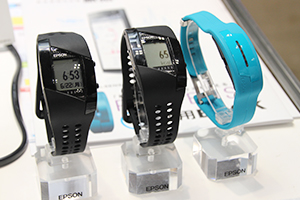 脈拍計測機能付き活動量計「PULSENSE」は液晶表示タイプとバンドタイプを展開