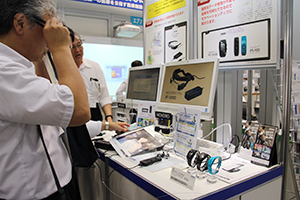 ウエアラブルコーナーでは来場者がスマートグラス「MOVERIO」を体験