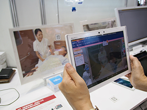 ARによってアレルギーなど患者情報をタブレットの画面上に重ねて表