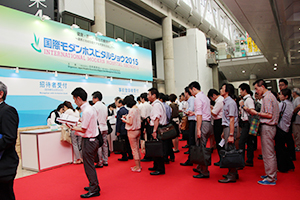 会場と同時に多くの来場で賑わう受付