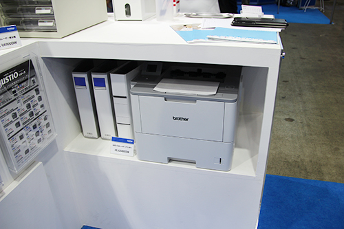 受付カウンター下の棚にも収まることを展示でアピールしたA4モノクロレーザープリンター「HL-L6400DW」