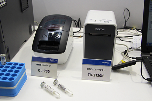 感熱ラベルプリンター「QL-700」（左）と「TD2130N」（右）