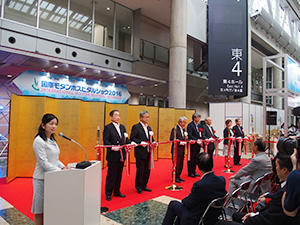 出席者によるテープカット