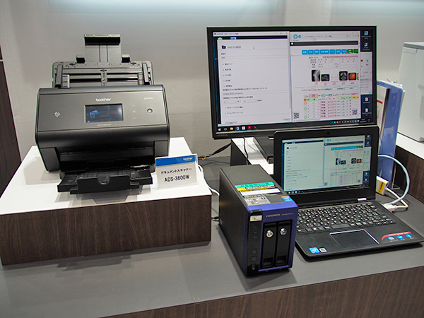 ドキュメントスキャナー「ADS-3600W」（左）をはじめとした効率的な電子化ソリューションを提案