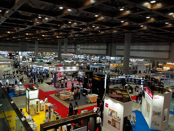 南展示棟の1階南1，2ホールの様子