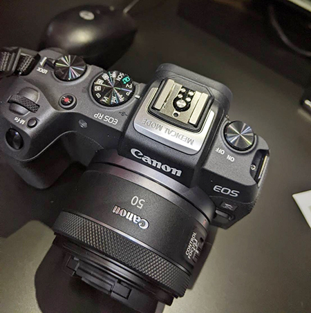 「EOS RP」ベースで開発された専用カメラ