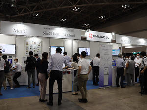 病院・クリニック向けの最新のIT製品を紹介した島津製作所ブース