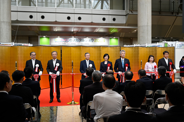 開会式のテープカット