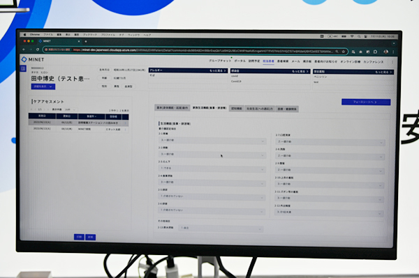 ブラウザ上で使用でき，訪問介護の外出先からプルダウンメニューによる容易な入力・参照が可能