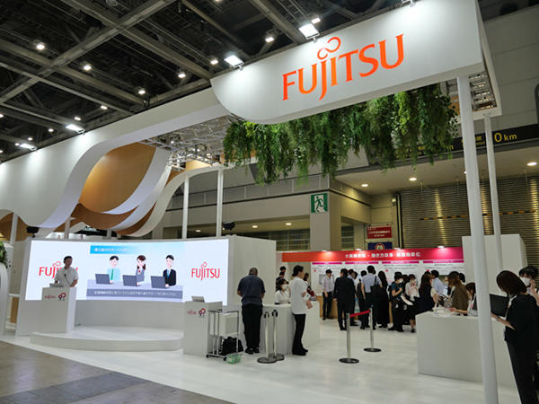 電子カルテを中心に医療の課題解決に向けたソリューションを展示した富士通Japanブース