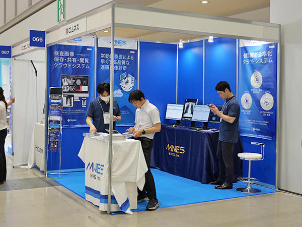 クラウドネイティブのPACS「LOOKREC」を核にした製品を展示したエムネスブース